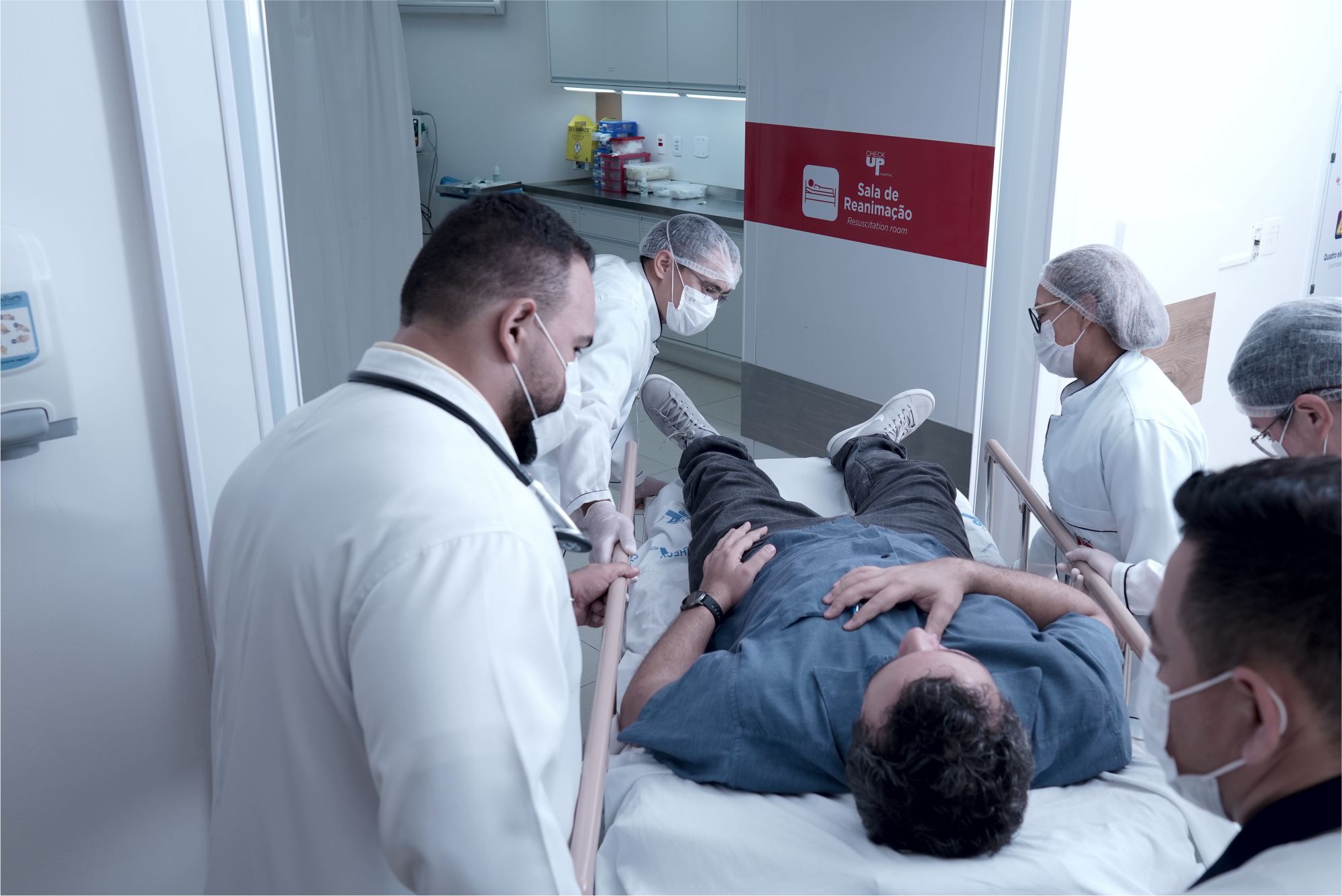 Foto de simulação de atendimento de emergência para caso de paciente com pico hipertensivo, no Pronto Atendimento de Emergência do Check Up Hospital.