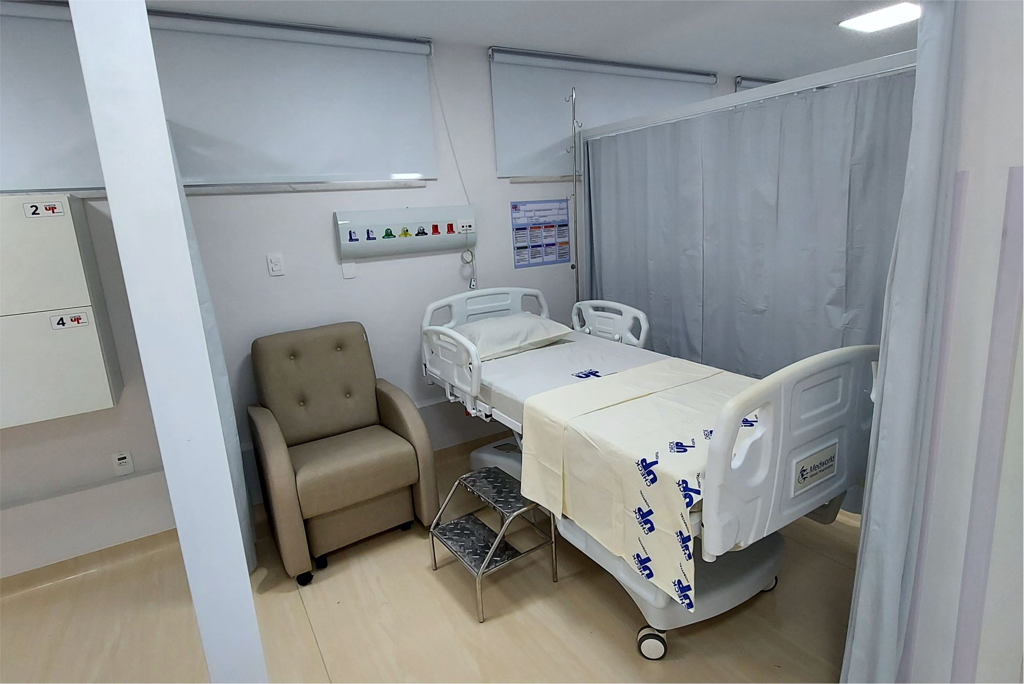 Foto de leito em enfermaria para internação de pacientes, com conforto e privacidade.