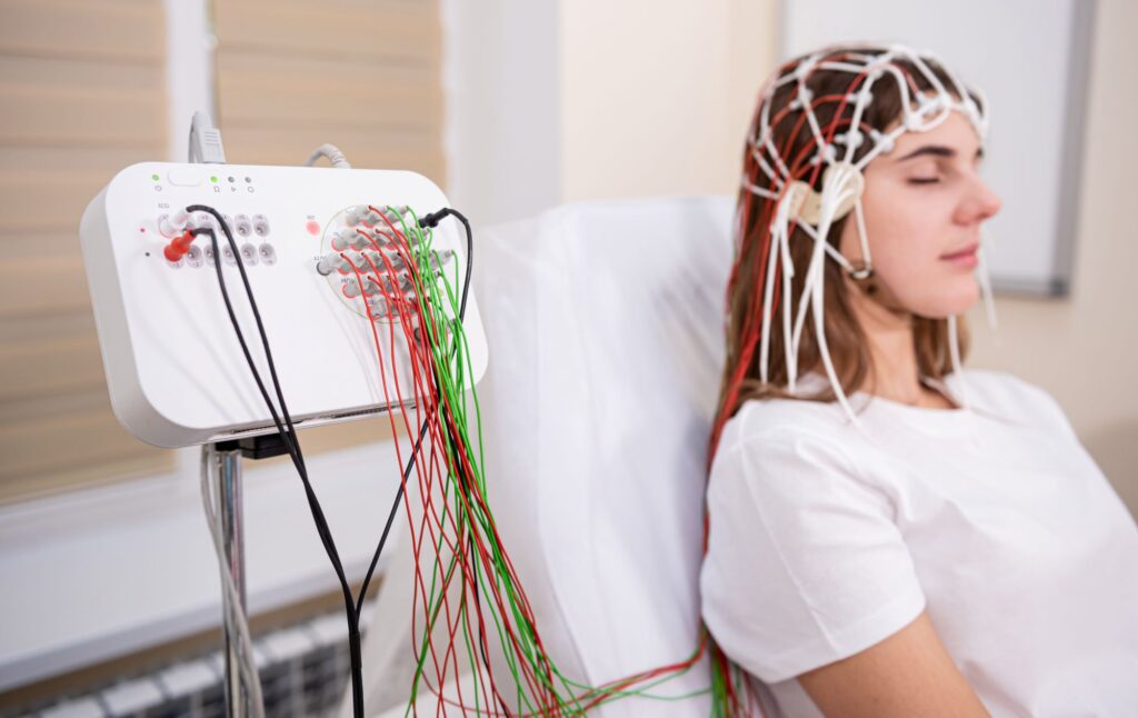 Eletroencefalograma (EEG), exame importante para saúde cerebral. Imagem ilustrativa. Check Up Hospital.