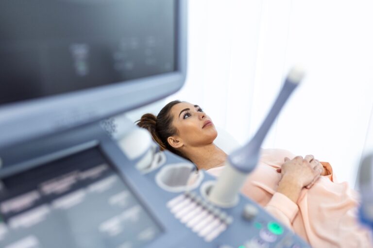 Exame de ultrassonografia para investigar endometriose. Check Up Hospital.